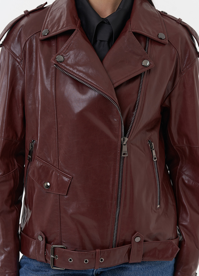 Женская косуха бордового цвета модель № 77877 в кредит