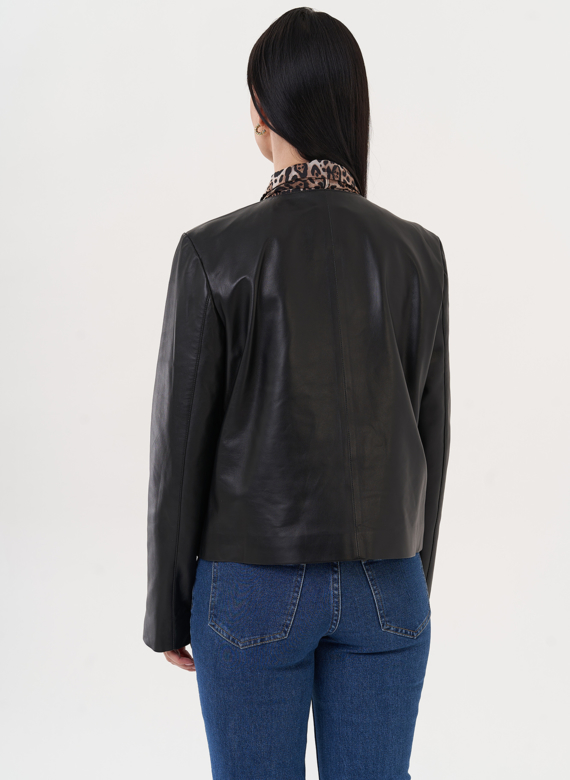Жакет из натуральной кожи с акцентными пуговицами