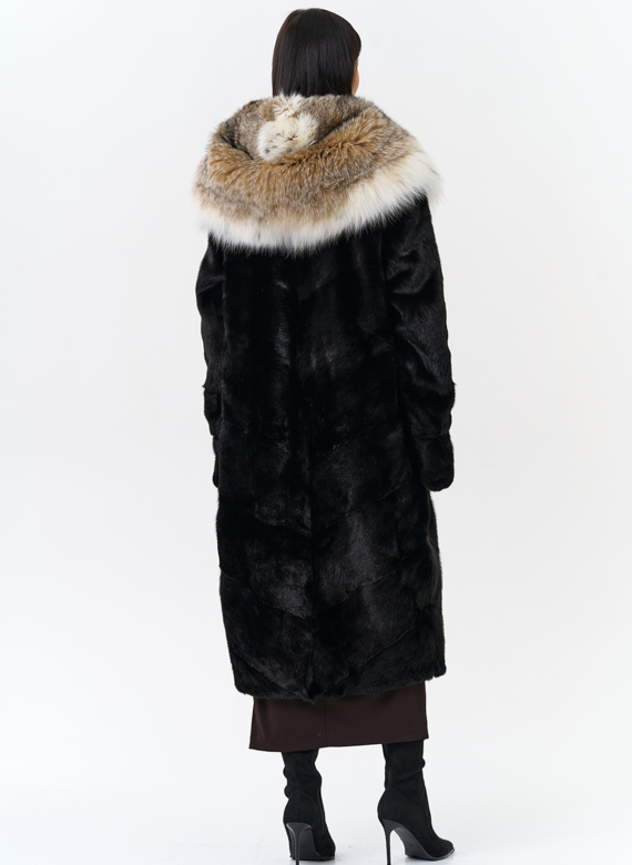 Норковая шуба черного цвета с рысью