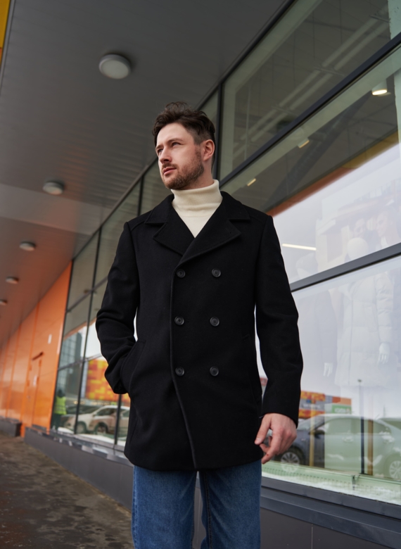 Мужское пальто черного цвета 