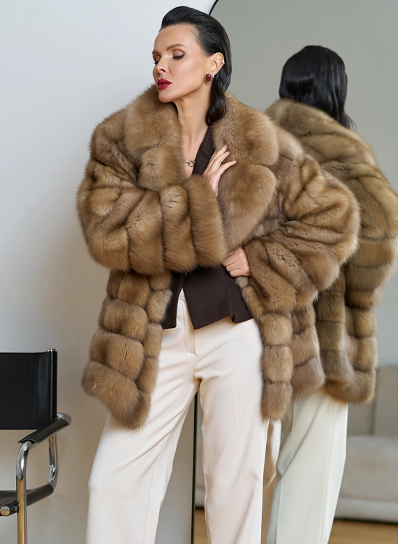 Женская шуба из куницы с английским воротником фото