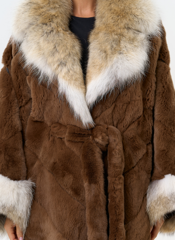 Шуба из кролика с отделкой из меха койота
