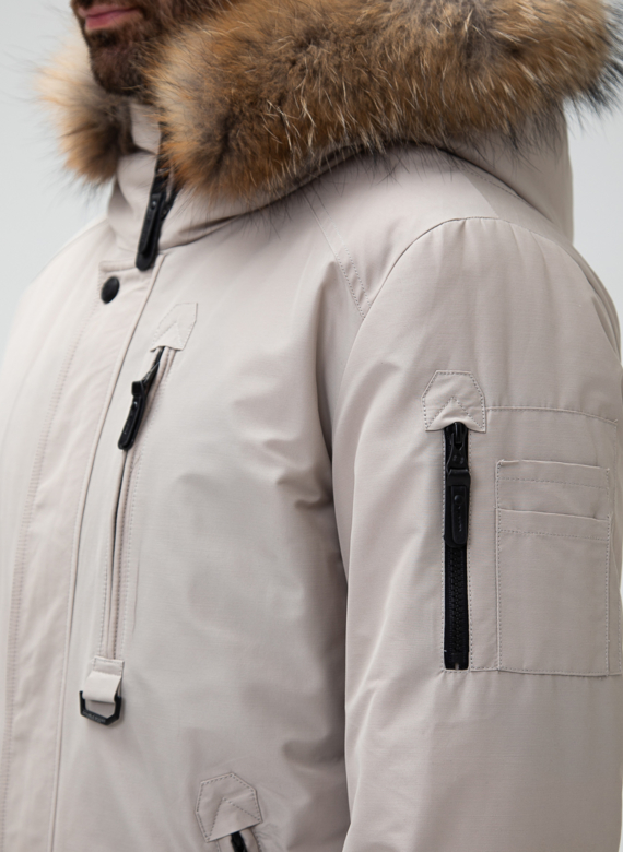 Мужской пуховик с капюшоном из меха енота