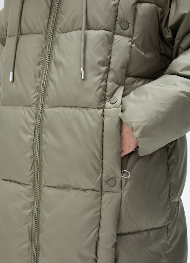 Женский пуховик с капюшоном  модель № 28007 универмаг малина