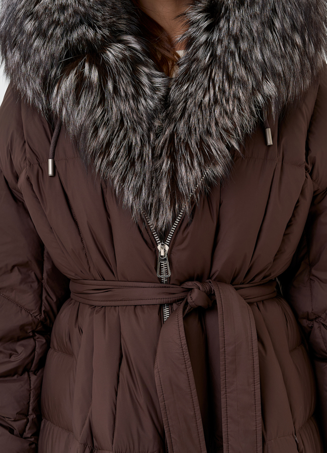 Женский пуховик с отделкой из чернобурой лисы модель № 31702 универмаг малина