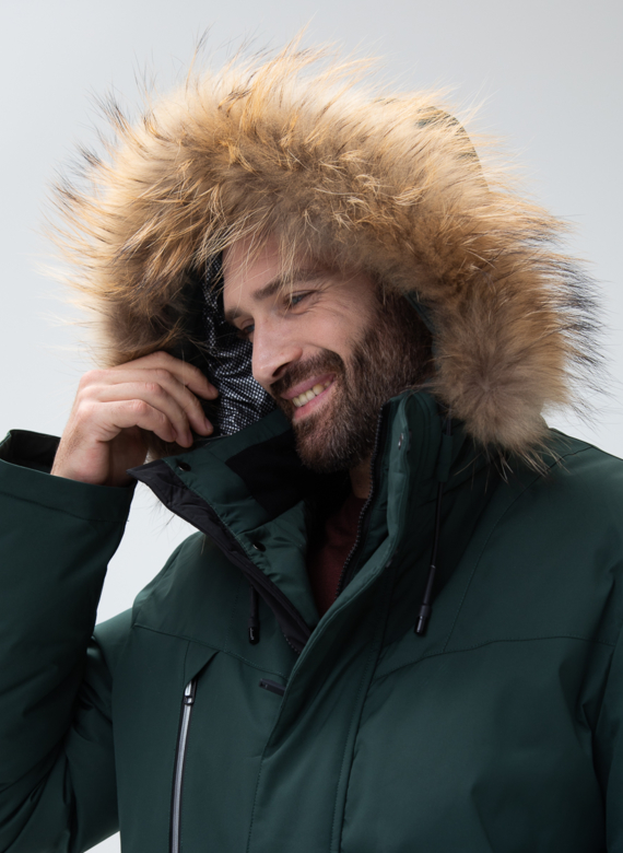 Мужской пуховик с капюшоном из меха енота