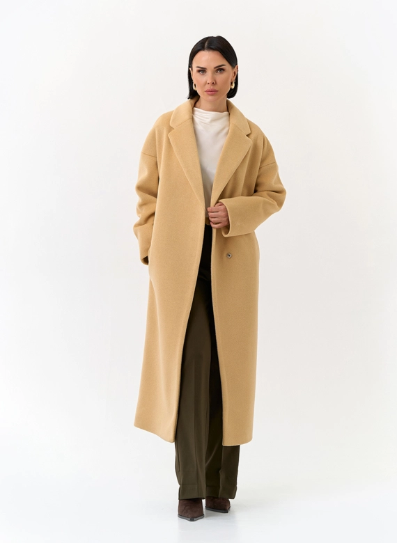 Женское пальто с английским воротником
