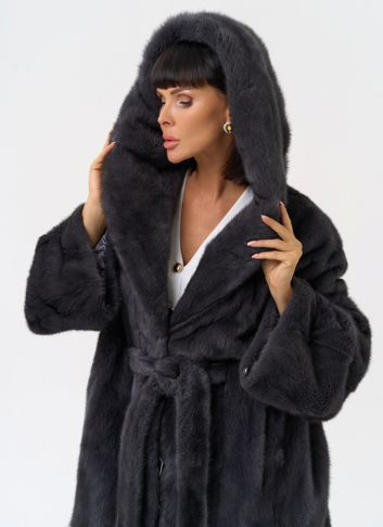 Женская шуба из меха норки с капюшоном 