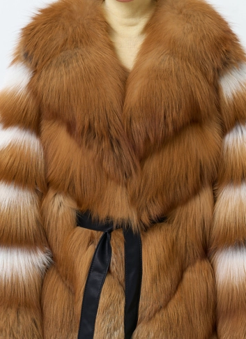 Женская шуба из меха рыжей лисы фото