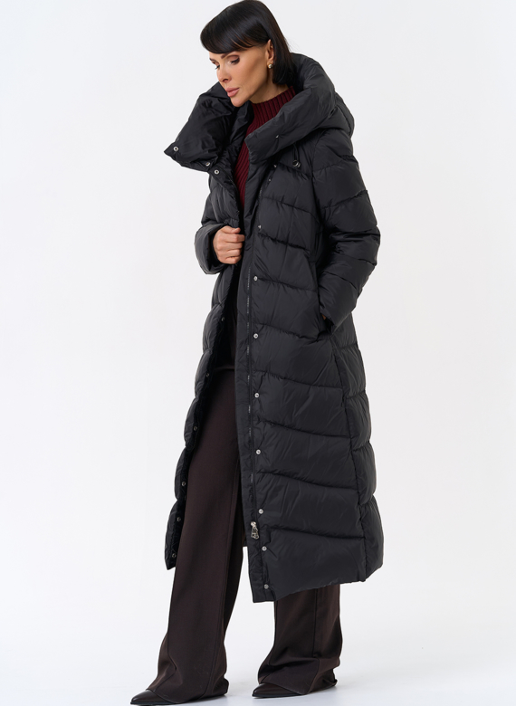 Женский длинный пуховик черного цвета с капюшоном