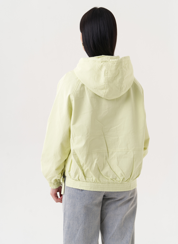 Ветровка зеленого цвета с капюшоном
