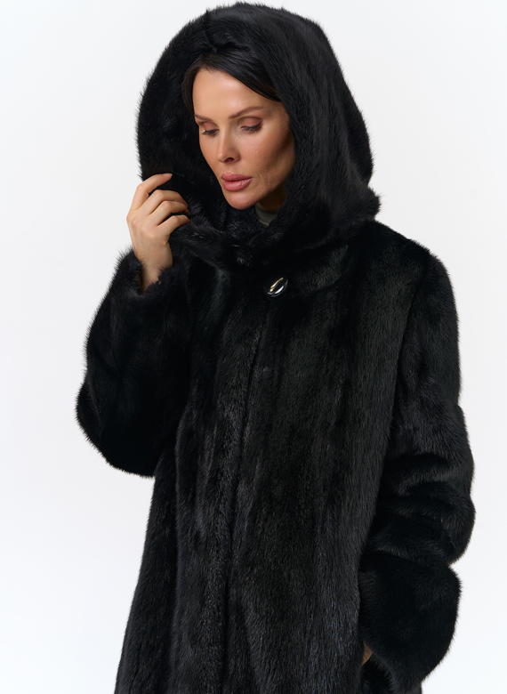 Черная норковая шуба с капюшоном